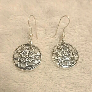 #525 Vintage silver tone earring